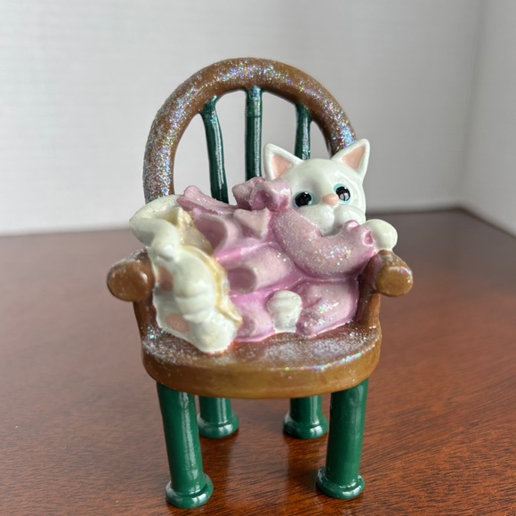 White Kitten Curled in Chair Donna Little Kitt'in Littles Enesco Figurine 1998 - Picture 2 of 9
